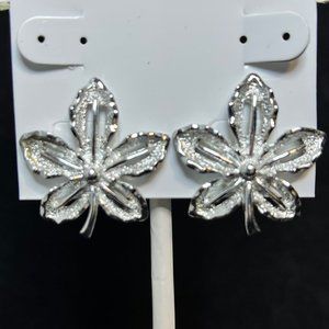 Vintage Sarah Coventry Silver Tone Maple Leaf Clip On Earrings Signed (3773)